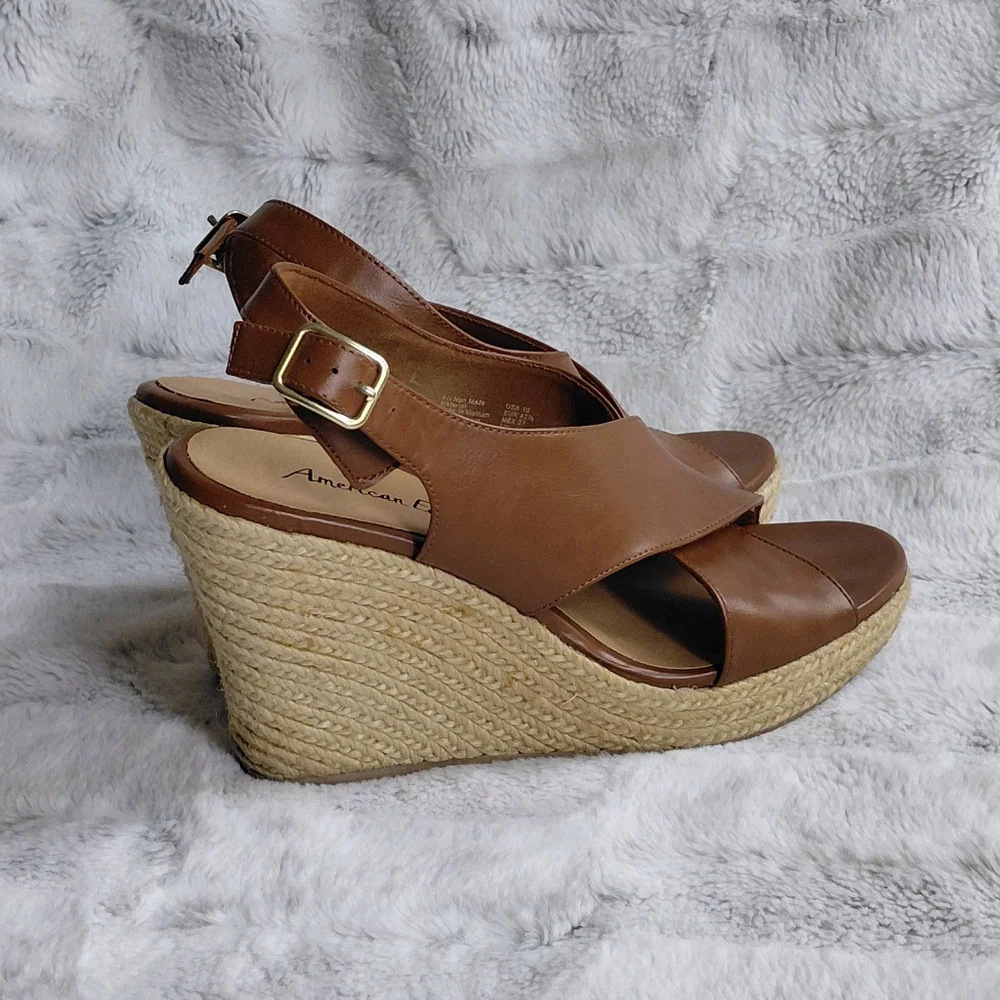 American Eagle Wedge Brown Buckle 4in Heel Sandle. Size 10.